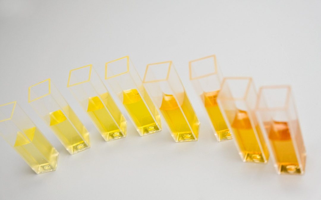 黄色がかった液体およびほとんど無色の液体の機器測定法
